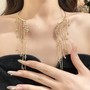 Détail d'un tour de cou doré élégant avec de longs glands en strass sur un mannequin