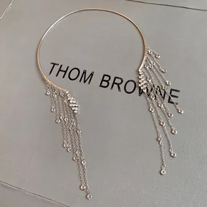 Vue détaillée d'un collier ras du cou à pampilles en strass avec franges scintillantes