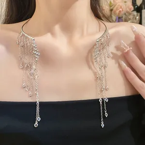 Collier ras de cou argenté élégant avec de longues chaînes à pompons en strass brillants