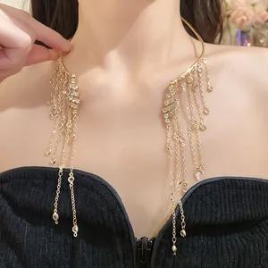 Collier ras du cou doré élégant avec de longs glands en strass étincelants de luxe