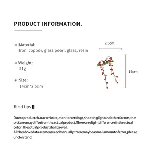 Detaillierte Produktmaße und Materialangaben für lange florale Quastenohrringe.