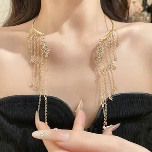 Gros plan d'un tour de cou doré élégant avec de longues franges en strass étincelantes.