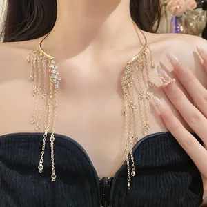 Gros plan d'un élégant collier ras du cou doré à longs glands en strass sur modèle