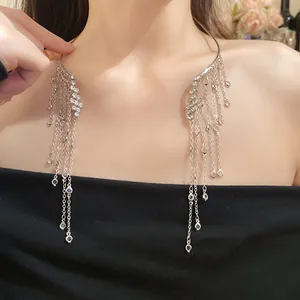 Détail d'un collier ras du cou argenté avec de longs glands en cristal étincelants.