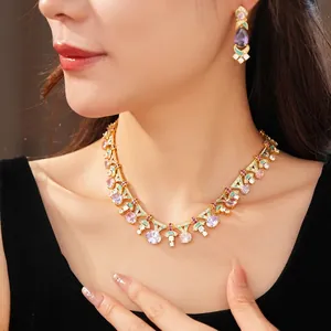 Conjunto de collar y pendientes vintage de lujo con circonitas ovales y detalles de esmalte