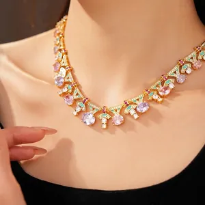 Exquisito collar estilo palacio con incrustaciones de circón y detalles de esmalte