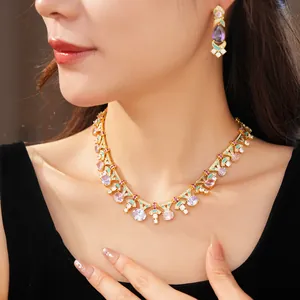 Elegante conjunto de joyas estilo palacio con circonitas ovaladas y esmalte en modelo
