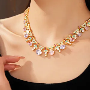 Primer plano de un collar estilo corte vintage con circonitas coloridas y detalles de esmalte