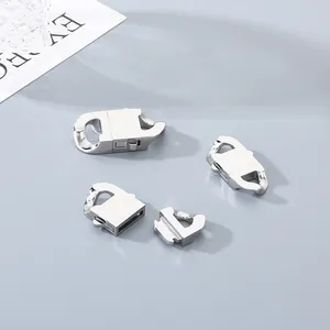 Détail de fermoirs de chaîne cubaine en acier inoxydable avec un design plat facetté.