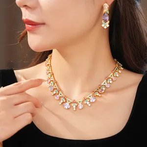 Detalle de primer plano del collar estilo palacio con circonitas y gotas de esmalte