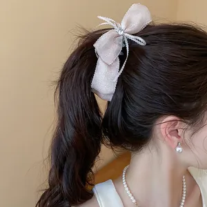 Elegante pinza para el pelo con lazo de encaje rosa y detalle de estrella en coleta