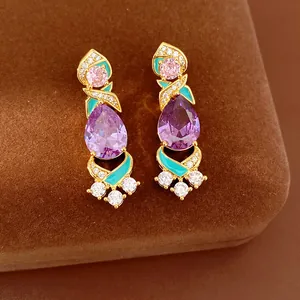 Vista detallada de pendientes colgantes vintage con circonita morada y esmalte real