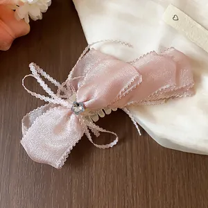 Exquisita pinza para el pelo con lazo de encaje rosa y flor de cristal sobre tela elegante