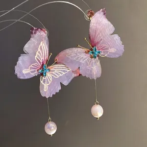 Pendientes románticos de mariposa morada con elegantes perlas rosas colgantes y cristales azules