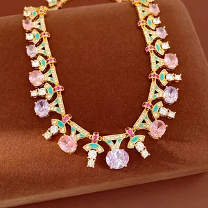 Exquisito collar de estilo corte vintage con circonitas rosa púrpura y esmalte azul.