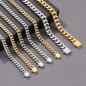Détail des chaînes cubaines en acier inoxydable or et argent avec fermoirs plats.