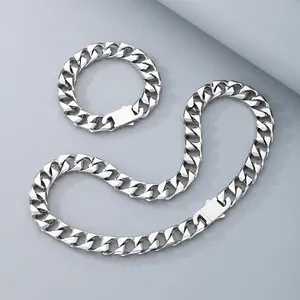 Détail de l'ensemble collier et bracelet à mailles gourmettes en acier inoxydable