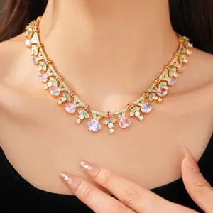 Primer plano de un collar de lujo de estilo palaciego con circonitas de colores y esmalte