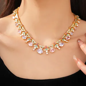 Detalle de un collar palaciego de oro con esmalte turquesa y circonitas cúbicas ovaladas
