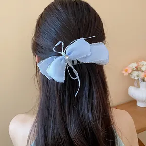 Elegante pinza de pelo con lazo de encaje azul claro en cabello largo y oscuro