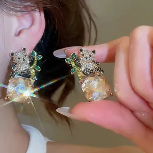 Elegantes pendientes de panda de nuevo estilo chino con strass cuadrados y baño de oro