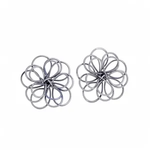 Pendientes de flor hueca entrelazada de gran tamaño con acabado oscuro y pavé.
