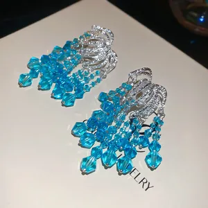 Elegante Quastenohrringe mit blauen geschliffenen Glasperlen und Silbernadel für Damen.