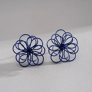 Vista detallada de pendientes de botón con flor hueca de alambre lacado azul oscuro