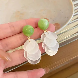 Pendientes colgantes de verano con borlas de concha redonda, cuentas verdes y oro