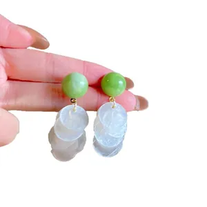 Pendientes de borla de concha redonda con cuentas verdes y discos de nácar blanco natural