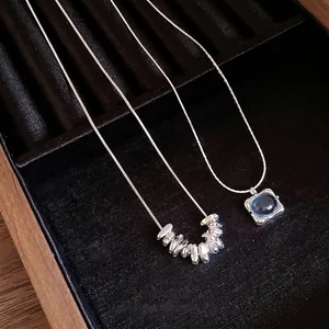Elegante silberne Halsketten mit unregelmäßigen Perlen und einem blauen Stein für Damen
