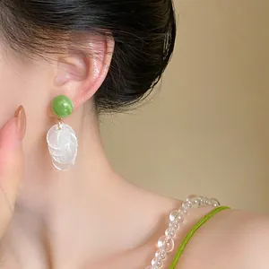 Elegantes pendientes de verano con cuentas verdes y borlas de concha blanca en modelo