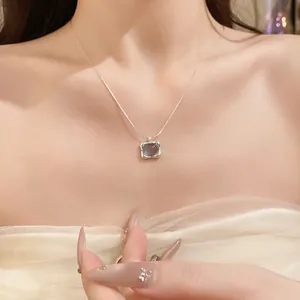 Elegante silberne Halskette mit unregelmäßigem blauem Edelsteinanhänger am Modell