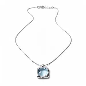 Elegante silberne Schlangenkette mit quadratischem blauen Edelstein-Anhänger im Fokus