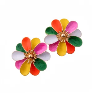Orecchini a perno a fiore in smalto colorato con centro dorato e ago in acciaio per donne