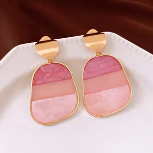 Eleganti orecchini pendenti vintage geometrici con resina marmorizzata rosa per donna
