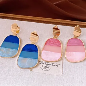 Orecchini a sospensione retrò con resina a strati blu e rosa e perno in argento S925