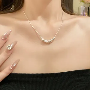 Detailansicht einer unregelmäßigen Silberketten-Halskette an einem eleganten Model