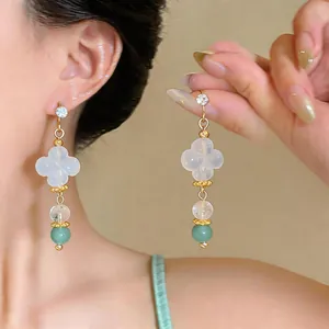 Dettaglio di eleganti orecchini a quadrifoglio in stile New Chinese con perle verdi