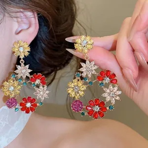 Eleganti orecchini a cerchio con fiori e strass colorati molto brillanti da donna