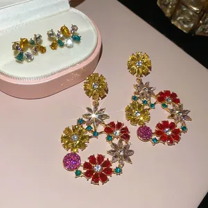 Orecchini pendenti floreali di lusso con strass colorati dal design circolare
