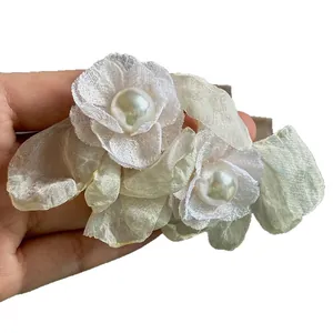 Pendientes de flores de gasa blanca hechos a mano con perlas grandes para mujer elegante