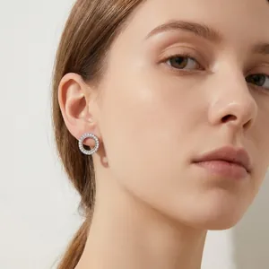 Elegante pavé CZ holle cirkel roestvrijstalen oorknopjes gedragen door een model