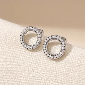 Detailopname van elegante holle cirkel oorknopjes met schitterende pavé gezette zirkoon