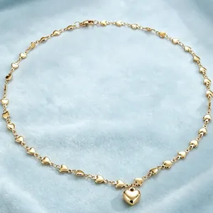 Detaillierte Nahaufnahme einer goldenen Herzkette mit herzförmigen Kettengliedern