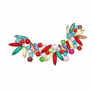 Elegante orecchino a clip di lusso con strass colorati irregolari per donne alla moda