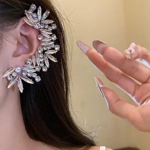 Splendido orecchino ear cuff lusso con strass scintillanti e cristalli trasparenti