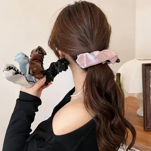 Eleganti fermagli per capelli in raso decorati con strass in vari colori pastello