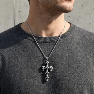 Vista detallada del collar con colgante de cruz de calaveras de acero inoxidable gótico