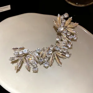 Dettaglio macro del lussuoso orecchino a cuffia con brillanti strass di cristallo